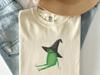 Silly Frog Witch Hat T-Shirt – Funny Dumb Toad Halloween Tee, Cute Spooky Meme Shirt