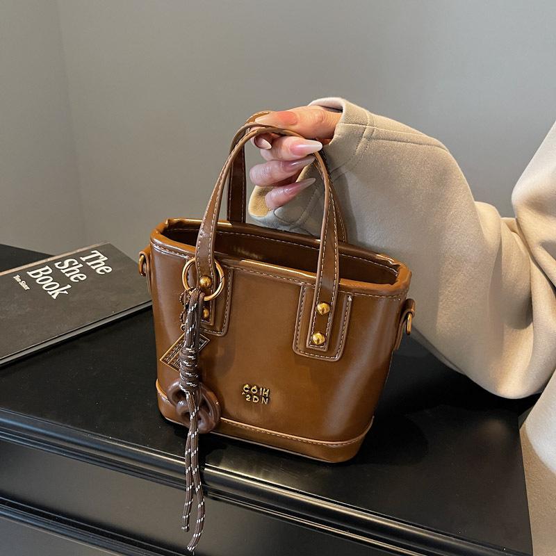 Retro handbag bag women's autumn and winter 2025 new high-end texture niche fashion versatile popular messenger bucket bag