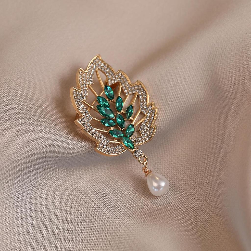 Elegante Schmetterlingsbrosche mit Perle – Damen-Modeschmuck-Anstecknadel von hoher Qualität