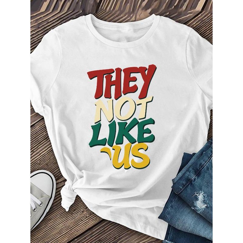 Tamanhos Europeus Feminino Camiseta Gráfica "They Not Like Us" - Camiseta Streetwear com Declaração, Letreiros Color Block, Tecido Macio Respirável com Elasticidade Média