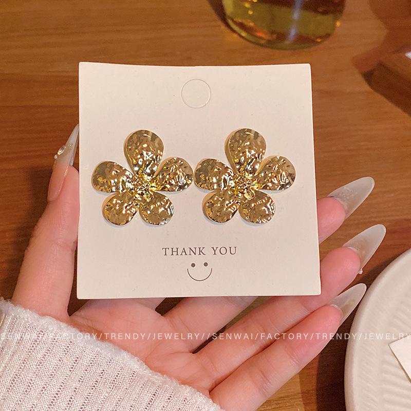 Metal flower stud earrings female cold wind design gold earrings year retro ears