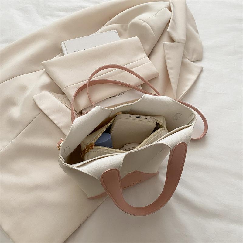 Niche Design Splicing Matte Bag 2025 New Versatile Messenger Bag Casual Shoulder Underarm Bag Portable Bucket Bag