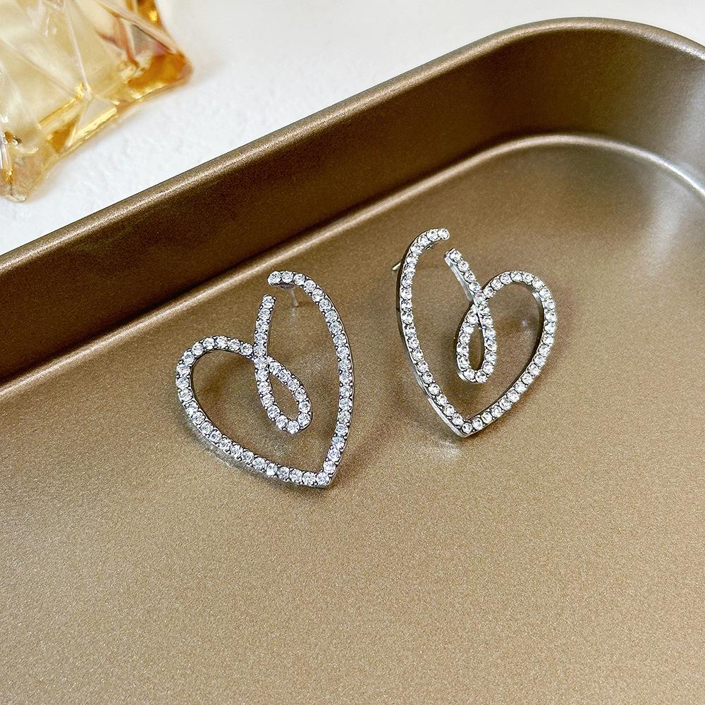 "Silver Needle Pearl & Zircon Bow Earrings: Niche Design, Stylish & Versatile, Light Luxury High-End Accessory"