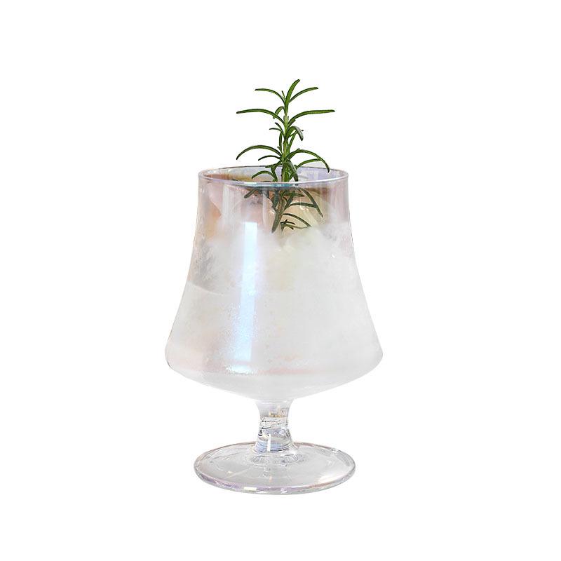 Pahar de vin roșu cireș de Ziua Îndrăgostiților cu cupă de desert cu mousse de căpșuni