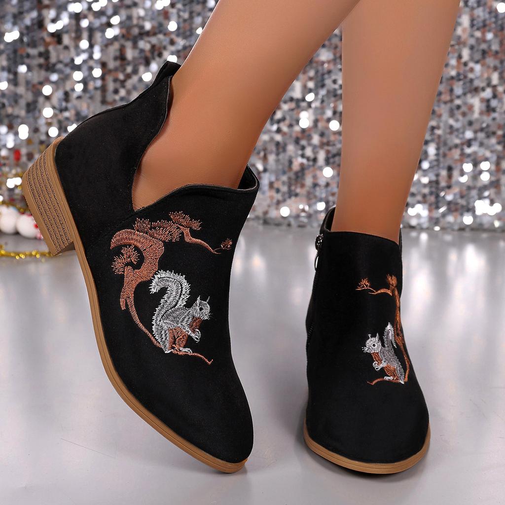 Large size Chelsea boots women's autumn and winter new pointed embroidered side zipper fashion women's boots
