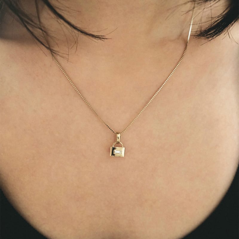 

MaggieKim AMULET LOCK PENDANT (White Sapphire) PENDANT (SILVER)