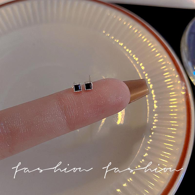 S925 Silver Needle Emerald Square Ear Hole Earrings Simple and Small Earrings Annual Earrings
