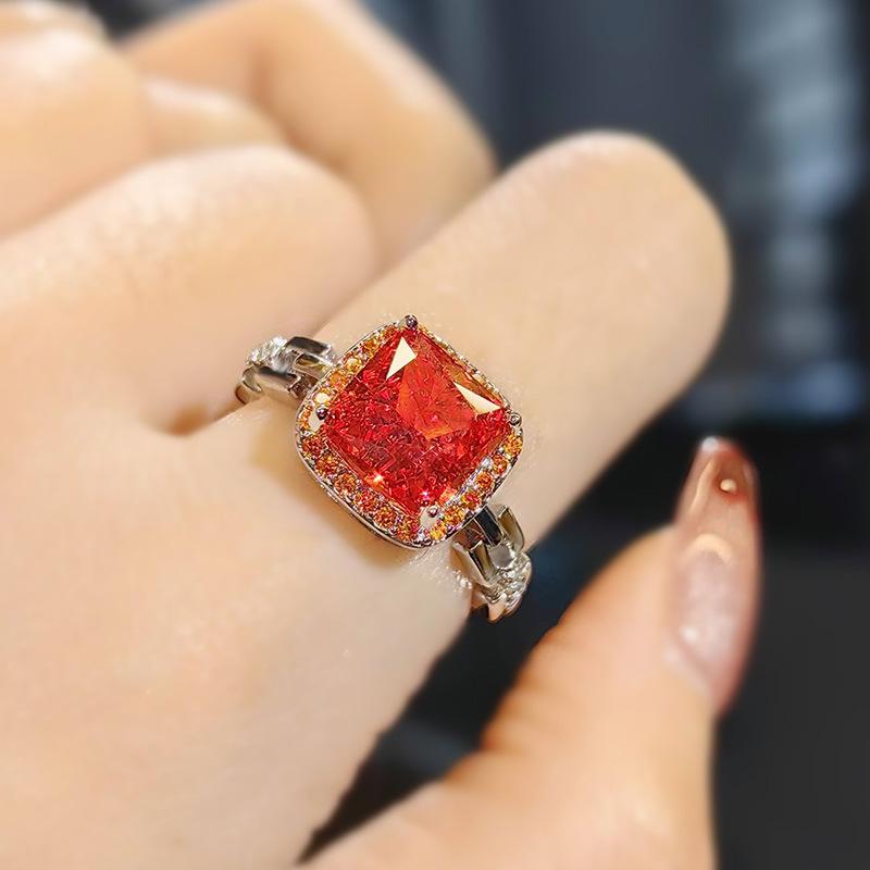Französischer Leichter Luxus Importiertes Hochkarbon Diamant Chinesisches Rot Halskette Eingelegt mit Eisblumen Schliff Gelber Diamantring Quadratische Tasche Farbige Schatz-Set