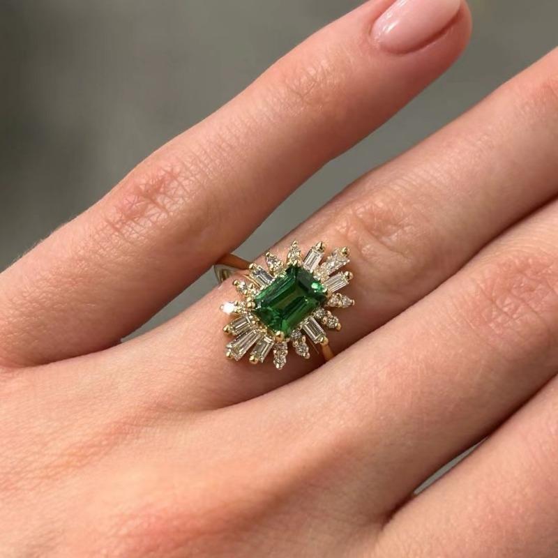 

Женское кольцо с золотым зеленым цирконом и квадратными бриллиантами No. 11