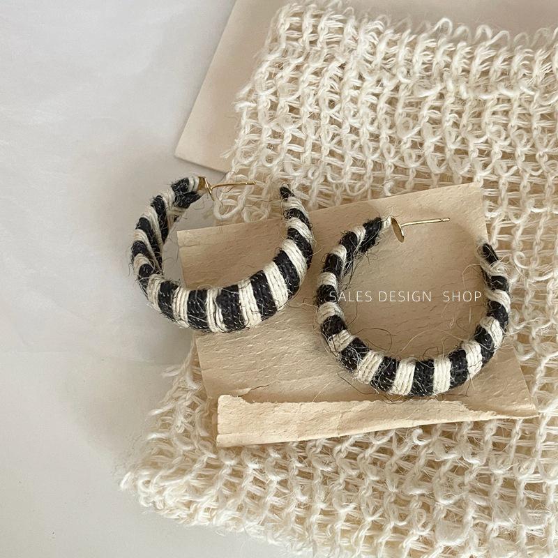 Elegant C-Shaped Knitted Yarn Earrings: Autumn/Winter High-End Fashion for Women