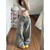 Calça Jeans Feminina Vintage Bordada com Desenhos em Sarja Corte Reto Largo com Efeito Lavado