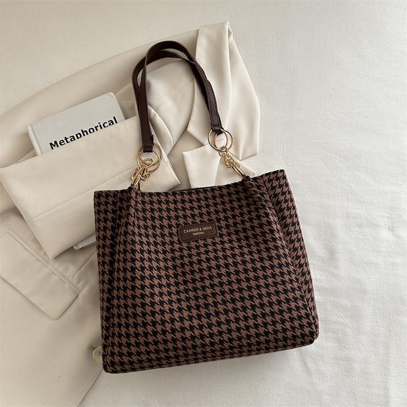 Large Capacity Fashionable Tote Bag For Commuting Stylish And Versatile Summer 2024 Edition