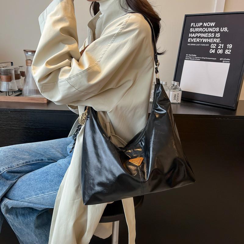 Urban Simple Chic Tote Bag For Women With Large Capacity And Relaxed Style