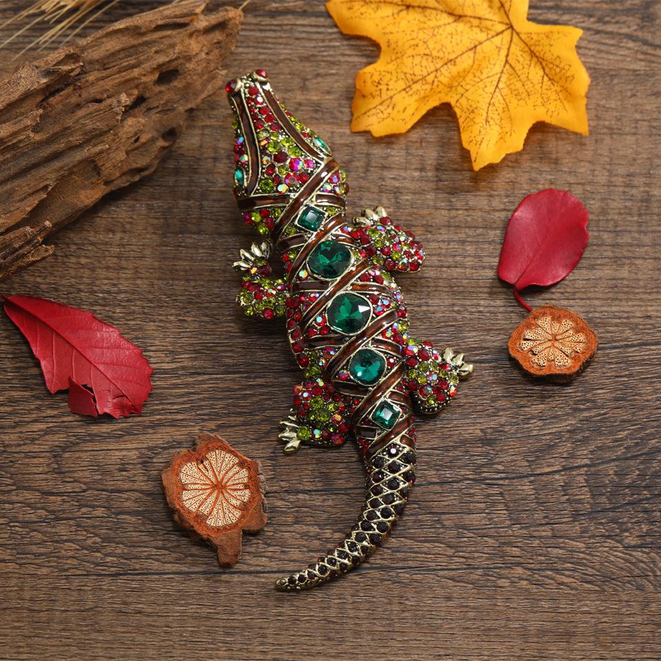 Elegant Alloy Crocodile Brooch with Inlaid Diamonds - Versatile Men's Suit Accessory and Animal Corsage.