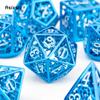 7-teiliges blau-weißes rotierendes Zyklon-Metallwürfel-Set aus hohlen Metall-Polyeder-Würfeln, geeignet für Rollenspiele, RPG-Brettspiele, Kartenspiele