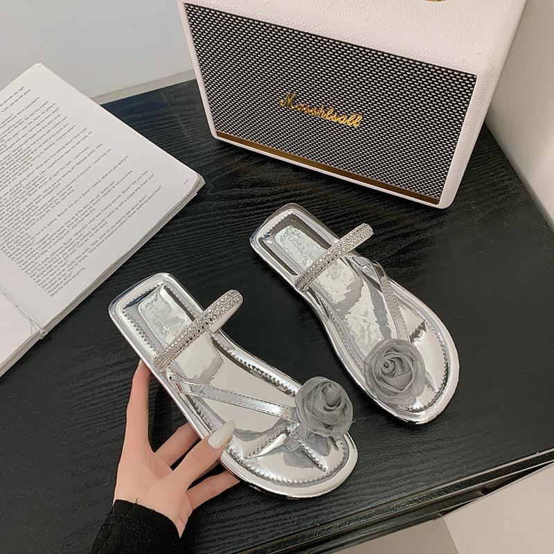 

French flat-bottomed set of toe cool slippers for women s summer wear 2025 soft-soled flowers with skirts temperament socialite beach slippers 40 серебряный