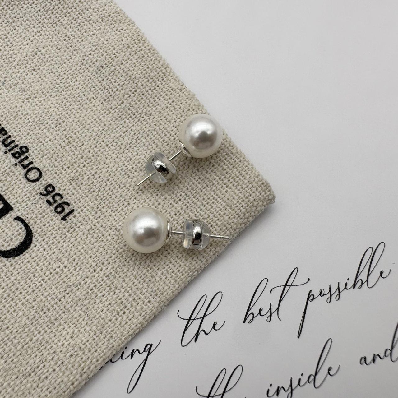 Blogger feve the same light luxury strong light Australian white stud earrings S999 silver needle high quality light luxury pearl