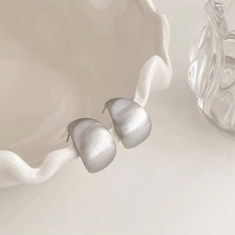 Fashion light luxury simple earrings women's silver light luxury high-end small earrings niche design trendy cool earrings