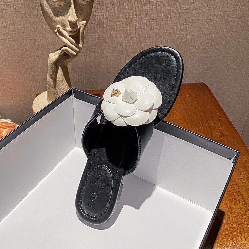 Fashion Brand Camellia Flower Slippers Women White Leather Flip Flops Metal Camellia Floral Flat Sandalias Mujer Ladies Outdoor Slides