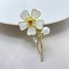 Elegant Pearls Shell Flower Brooch Zinc Alloy Secure Pin Formal Occasion Jewelry Accessory Clothing Accessories