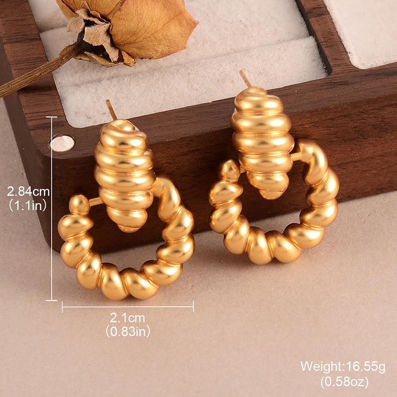 Simple and Fashionable Metal Wind Love Geometric Earrings Retro High-end Design Sense Niche European and American Gold Versatile Stud Earrings