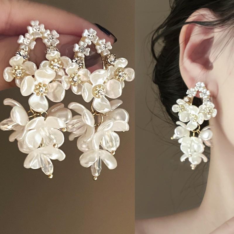 Sophisticated Silver Pearl Seashell Tassel Earrings: Elegant Light Luxury Dangle for Women