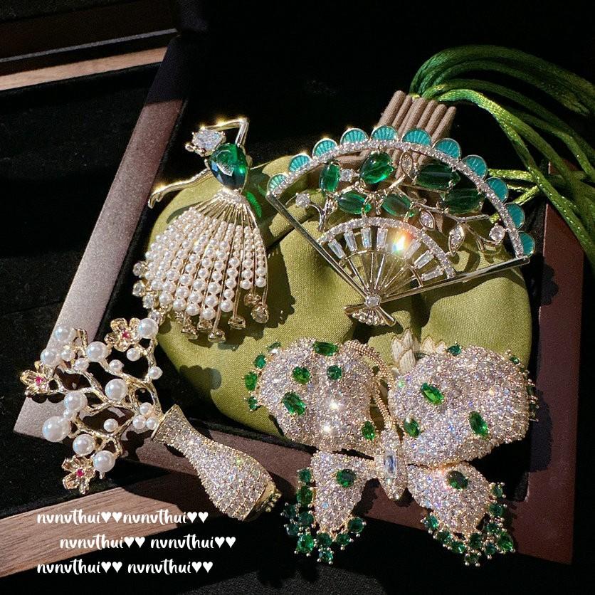 Sunset Melted Gold Peacock Emerald Engraved Fan Brooch Antique Plated 18K Golden Frost Butterfly Zircon Brooch