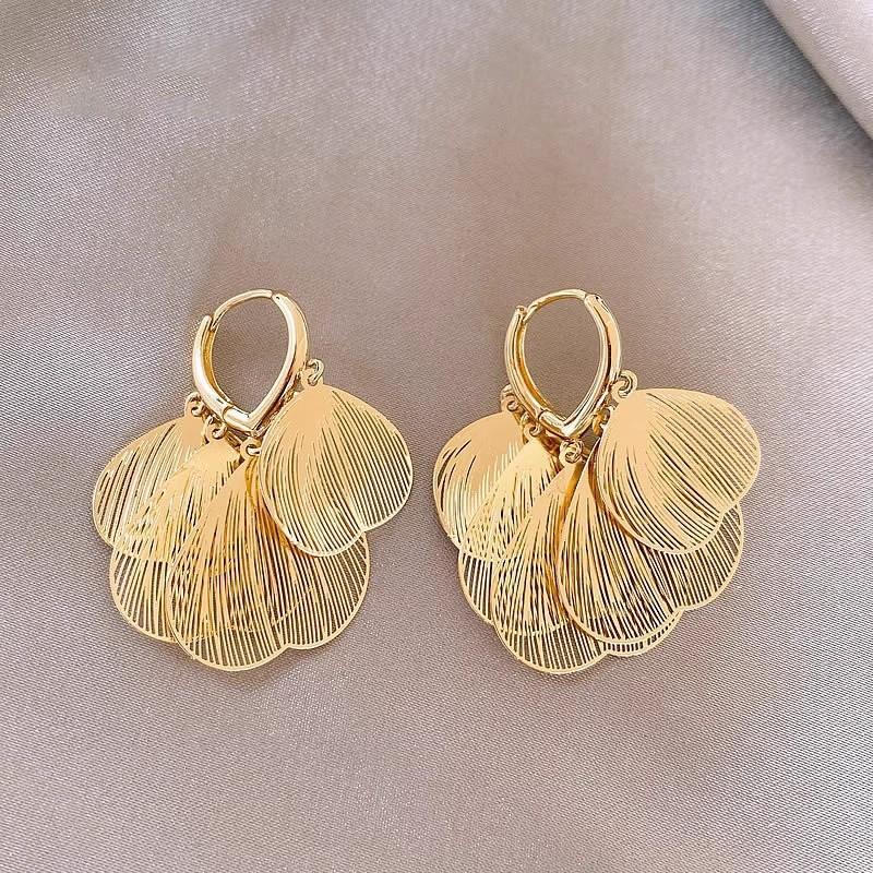 Gold hollow butterfly wing fringed earrings women s exquisite high-end sense fashion light luxury niche design stud earrings new золотой