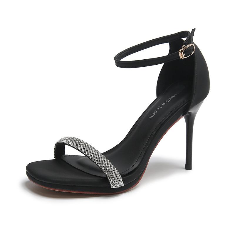 

Летом 2025 года модными и красивыми станут новые туфли из серебристой лакированной кожи со стразами на высоком каблуке и женские босоножки на шпильке. 39