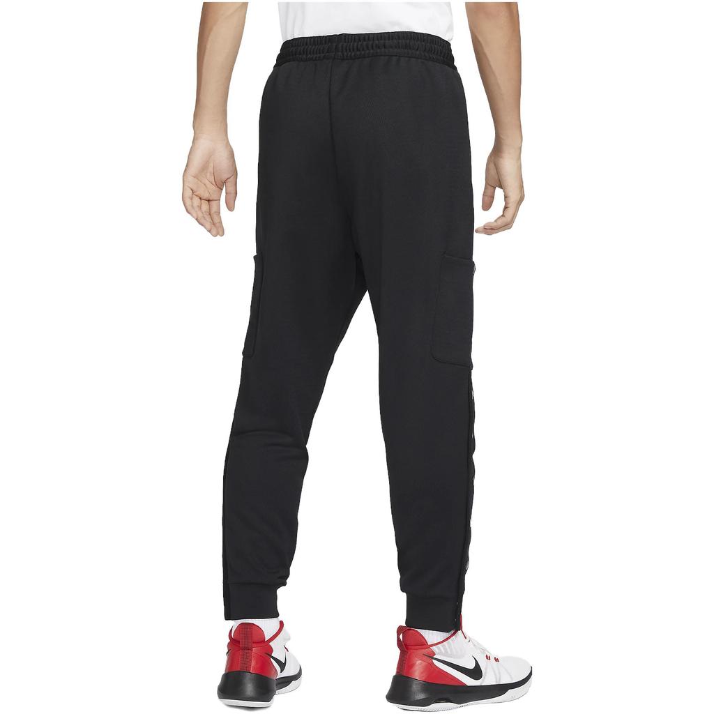 Nike Pantaloni Cargo con Tasche Affusolate Uomo Pantaloni Neri FB7110-010