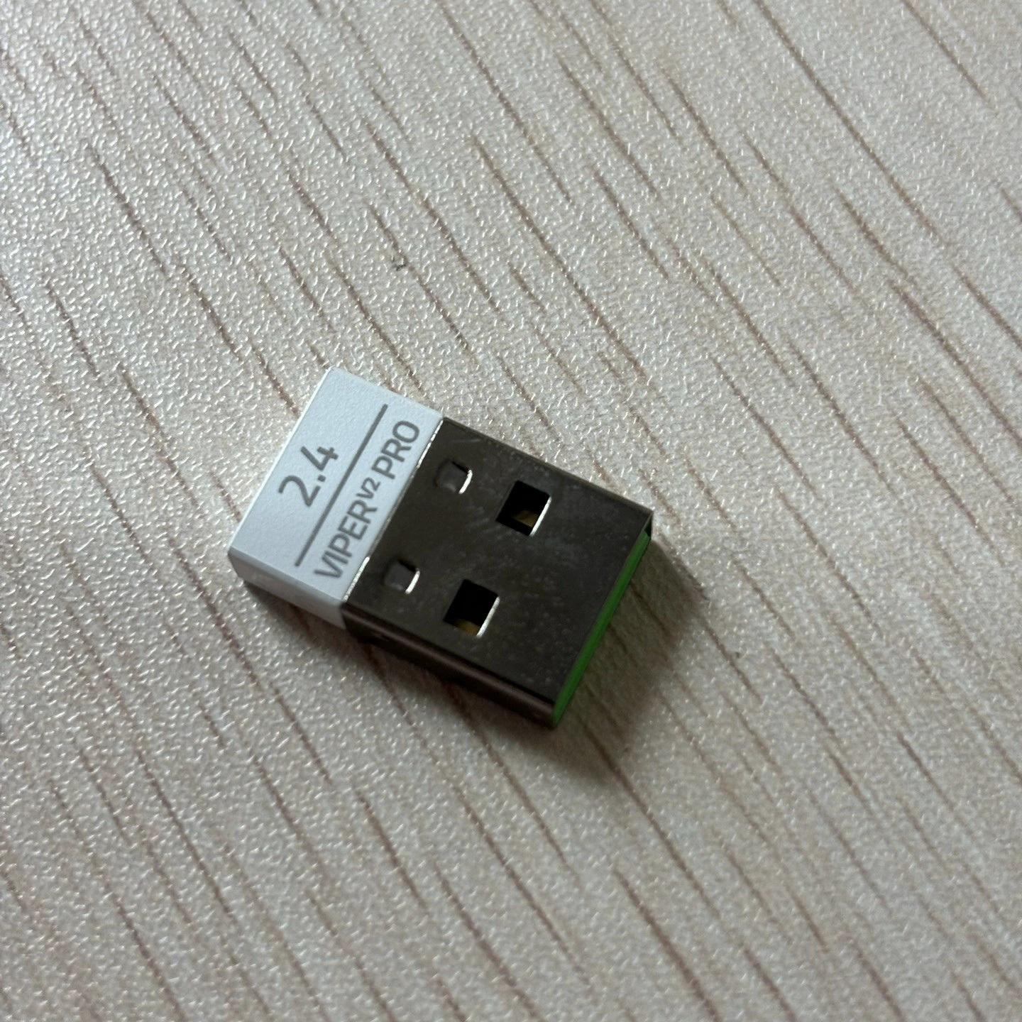 

Бездротова оптична миша Razer Viper V2 Pro з адаптером-приймачем USB.