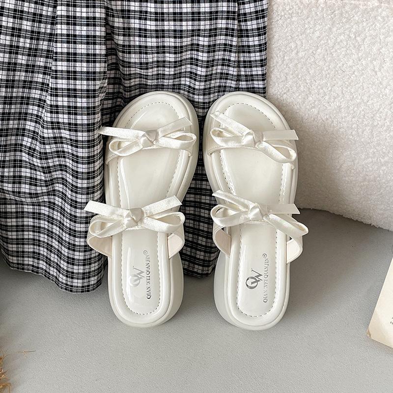 Popular Internet celebrity high sense black one-word thick-soled slippers women 2025 new summer wear with skirt cool slippers