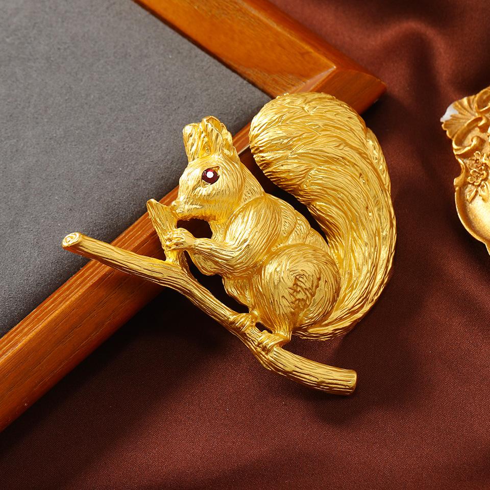 Creative and Cute New Simulation Animal Pin for Women's Simple Cardigan Anti Glare Squirrel Brooch Accessory