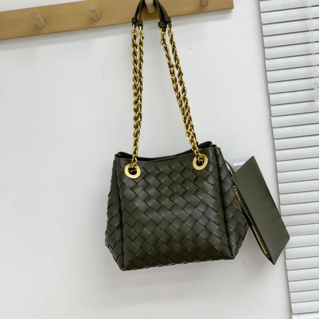 2025 New women's chain parachute bag handmade leather woven bag versatile commuter shoulder messenger bag tide