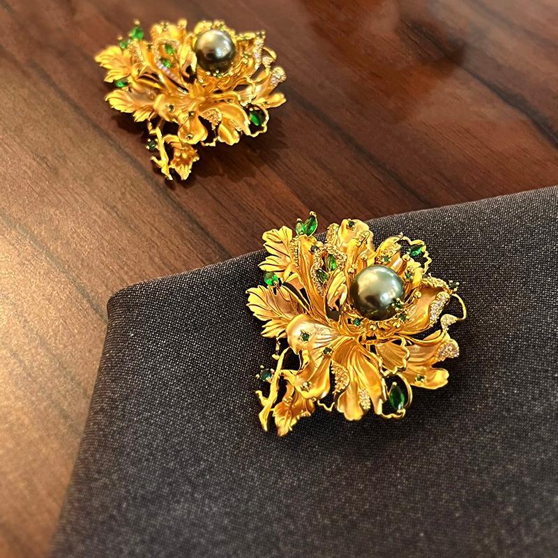 Broșă Elegantă Stil Național Stratificat cu Bujori: Cupru placat cu aur cu zirconiu și perlă.