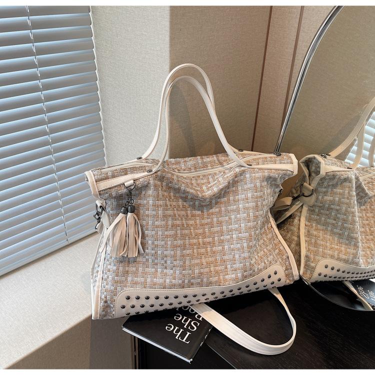 

Women Luxury Designer Rivet Large Handbag Quality Shoulder Bags Totes Purse Casual Big Bag Female Crossbody Bags Sac бежевый