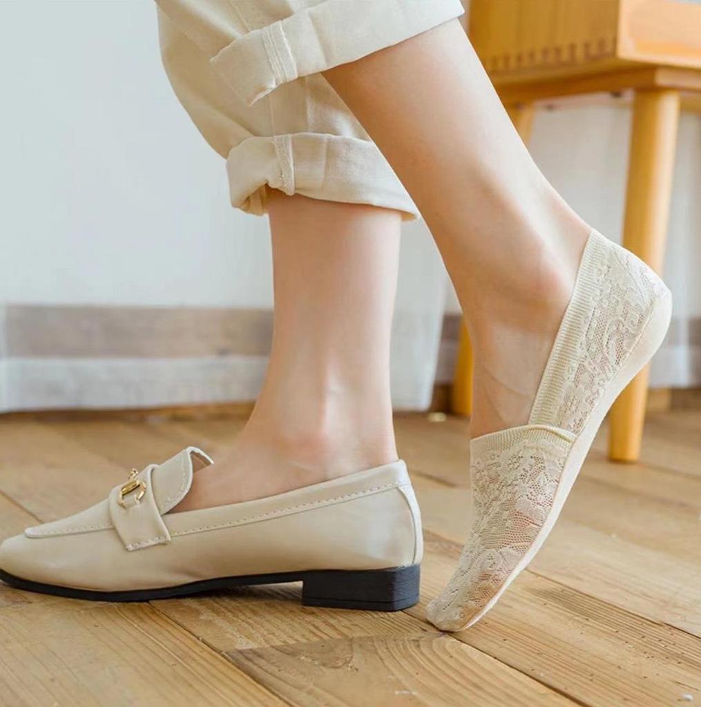 New Summer Women's Lace Boat Socks with Silicone Grip, Breathable Mesh Design and Invisible Finish.