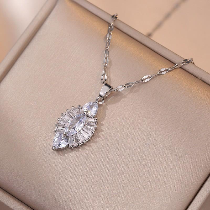 Women's Fashion Heart Pendant Necklace - Elegant, Simple Design, Versatile Clavicle Chain Jewelry