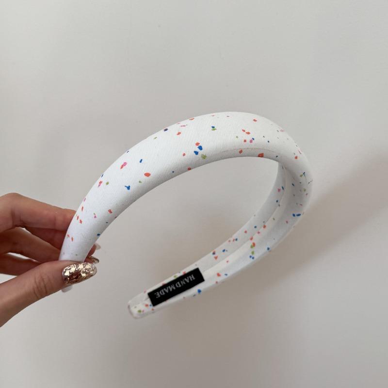 Элегантная цветная широкая губчатая повязка на голову, которую можно носить снаружи для укладки волос, фиксации их на месте, а также использовать как заколку для маски. бежевый