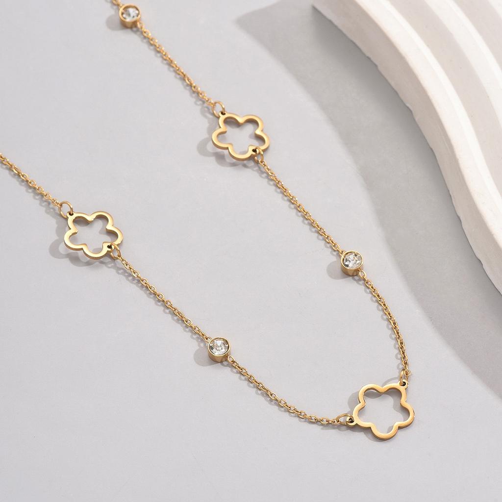 1pcs fashionable and elegant popular hollowed out five-leaf clover inlaid zirconia necklace, fashionable and versatile four-leaf