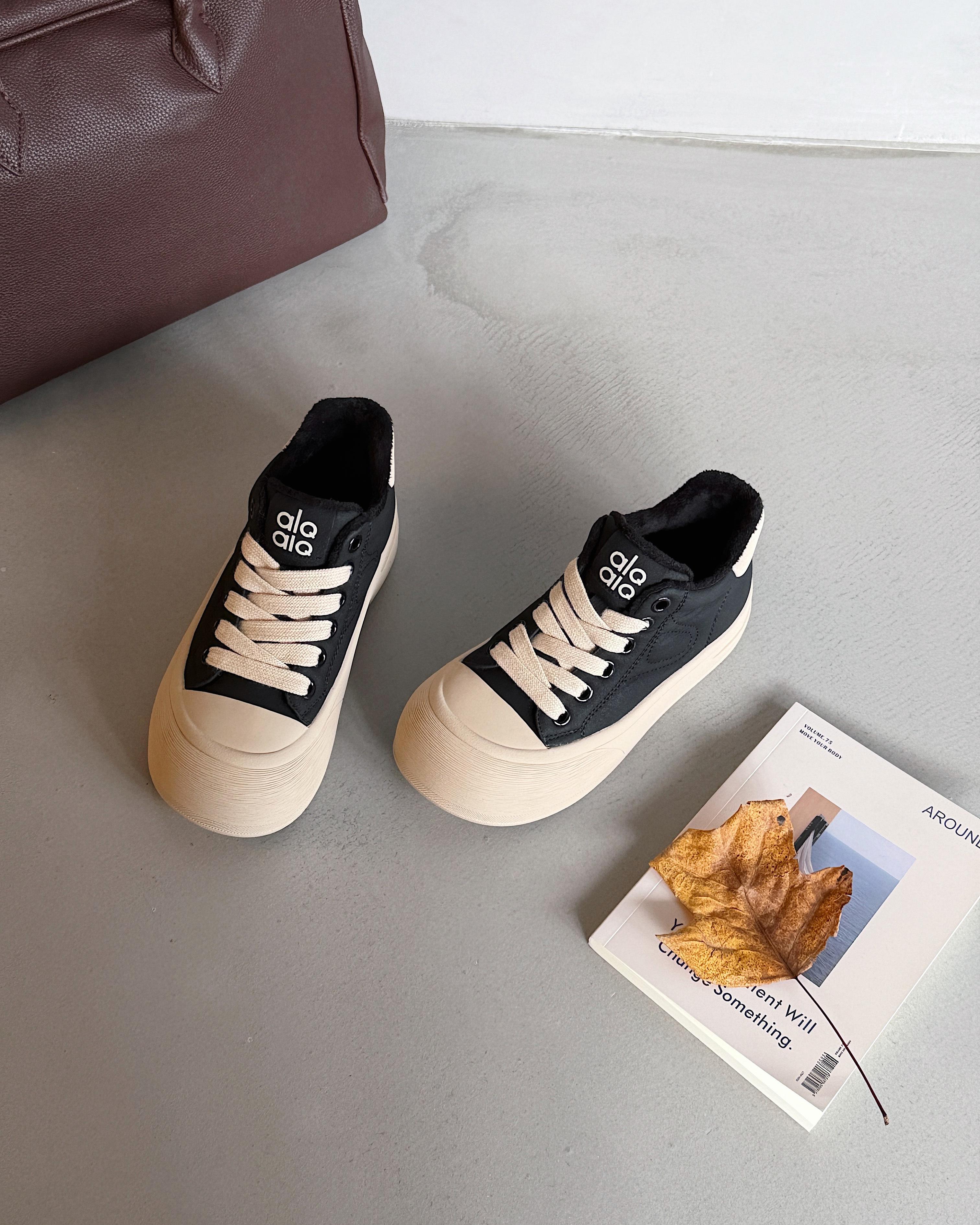 Leather platform white shoes women s autumn new versatile casual board shoes heightening sports bread shoes 35