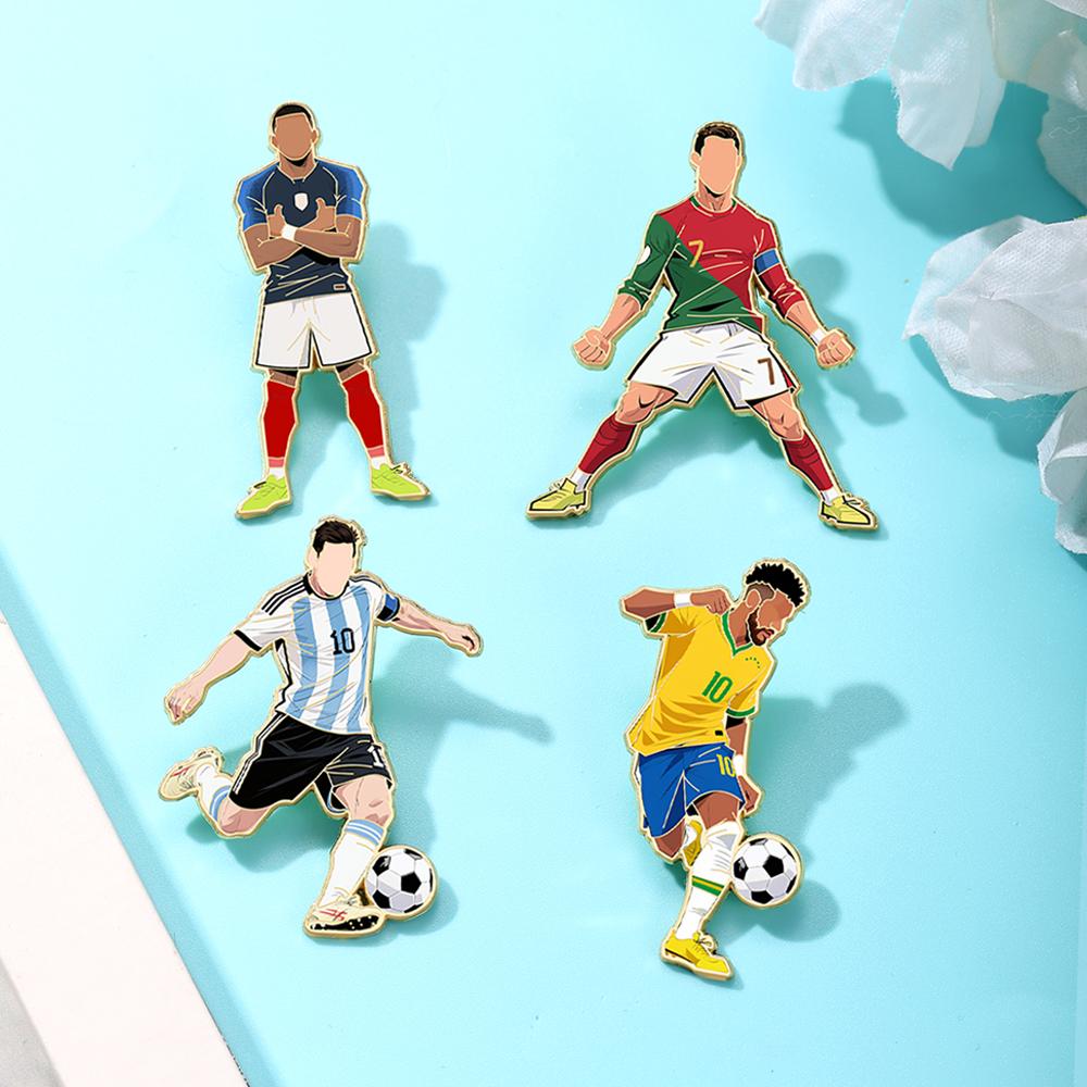 4 Stück 7. Fußballspieler Emaille-Brosche Torwart Kreatives Design Sport Metallabzeichen Kleidung Punk Reversnadel Schmuck Freund Geschenk