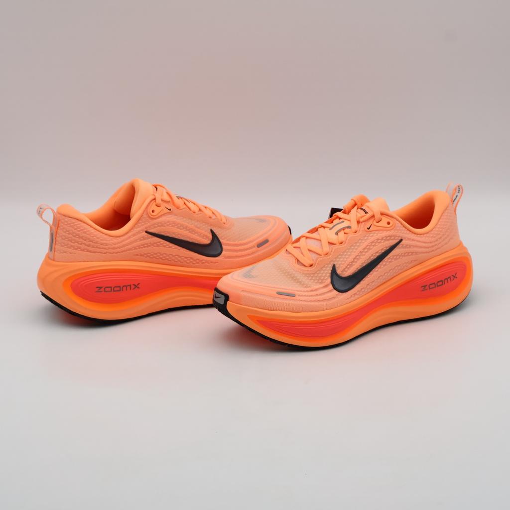 HV8150-801 Nike Vomero Plus Arancione Pulsante Lava Bollente Arancione Totale Nero (Uomini)