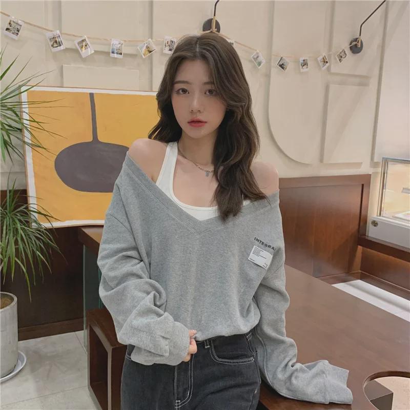 Chic Women's Fake Two-Piece Sweatshirt - Short, Lightweight, Korean-Style Trendy Top for Early Autumn.