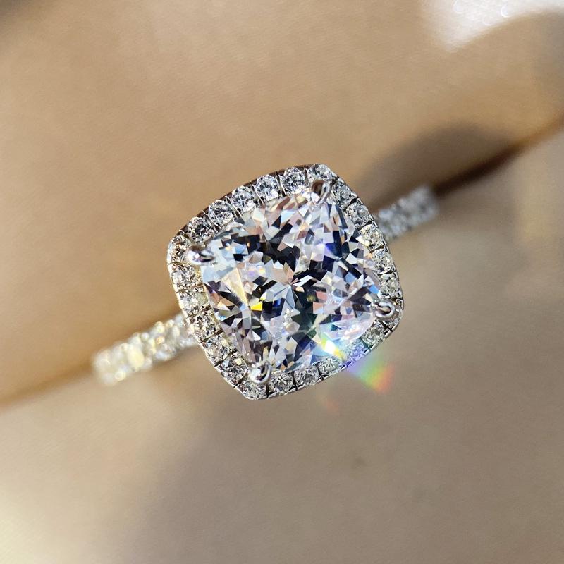 

Роскошное квадратное кольцо с имитацией муассанита, посеребренное, два карата Size 10