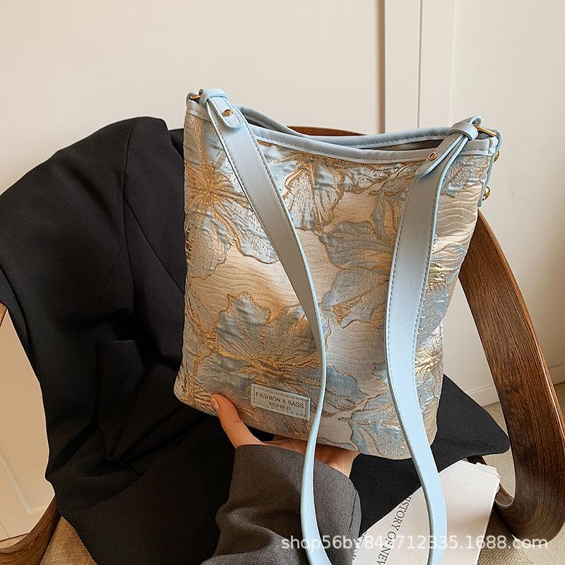 Retro Fashion Women's Small Bag Women's 2025 Spring New Versatile Embroidered Shoulder Messenger Bag Texture Bucket Bag