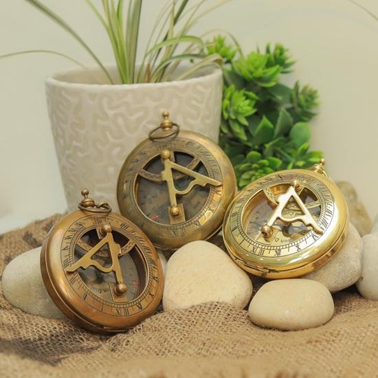 Zestaw 3 mosiężnych kompasów z skórzanym etui 5,08 cm Nautyczny zegar słoneczny dla odkrywcy, steampunkowy, na wędrówki, na prezent Morski prezent dla niego, dla niej