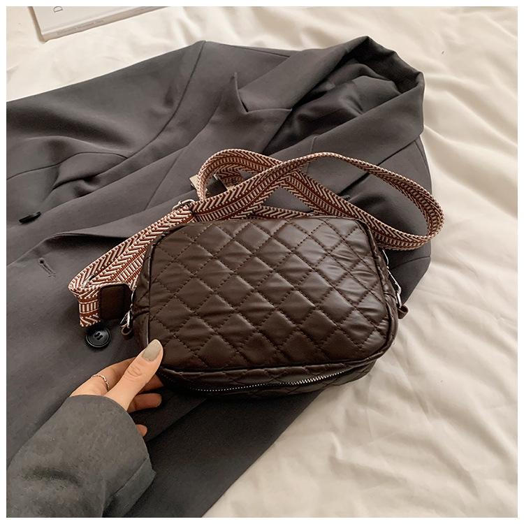 

Simple, fashionable and casual 2025 spring and summer women s bags embroidered thread foreign style Korean version shoulder bag niche French messenge темно-коричневого