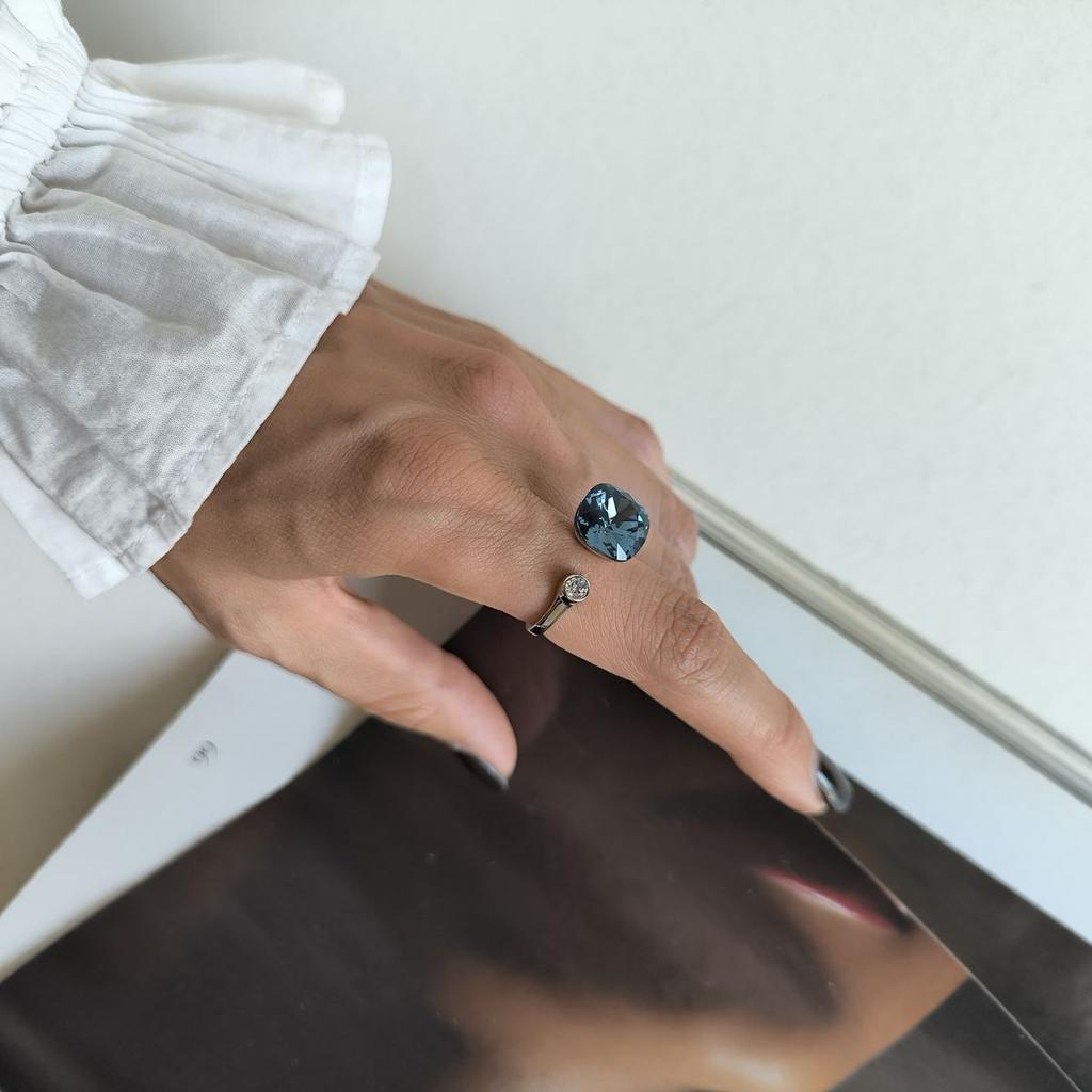 Серебряное кольцо с фианитами, вес изделия 4,9 гр (60002214)