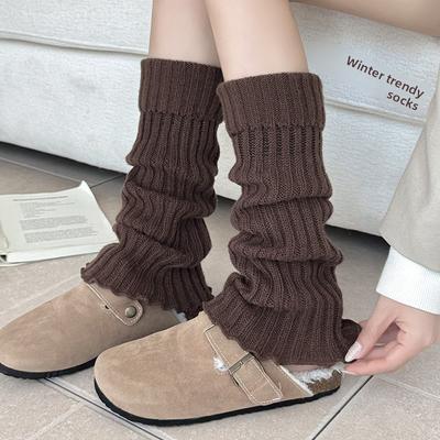 Die Mid-Calf-Socken für Herbst und Winter lassen schlanker aussehen. Kombinieren Sie die Beinsocken mit Schneestiefeln. Fügen Sie im Winter dicke und warme Beinstulpen hinzu